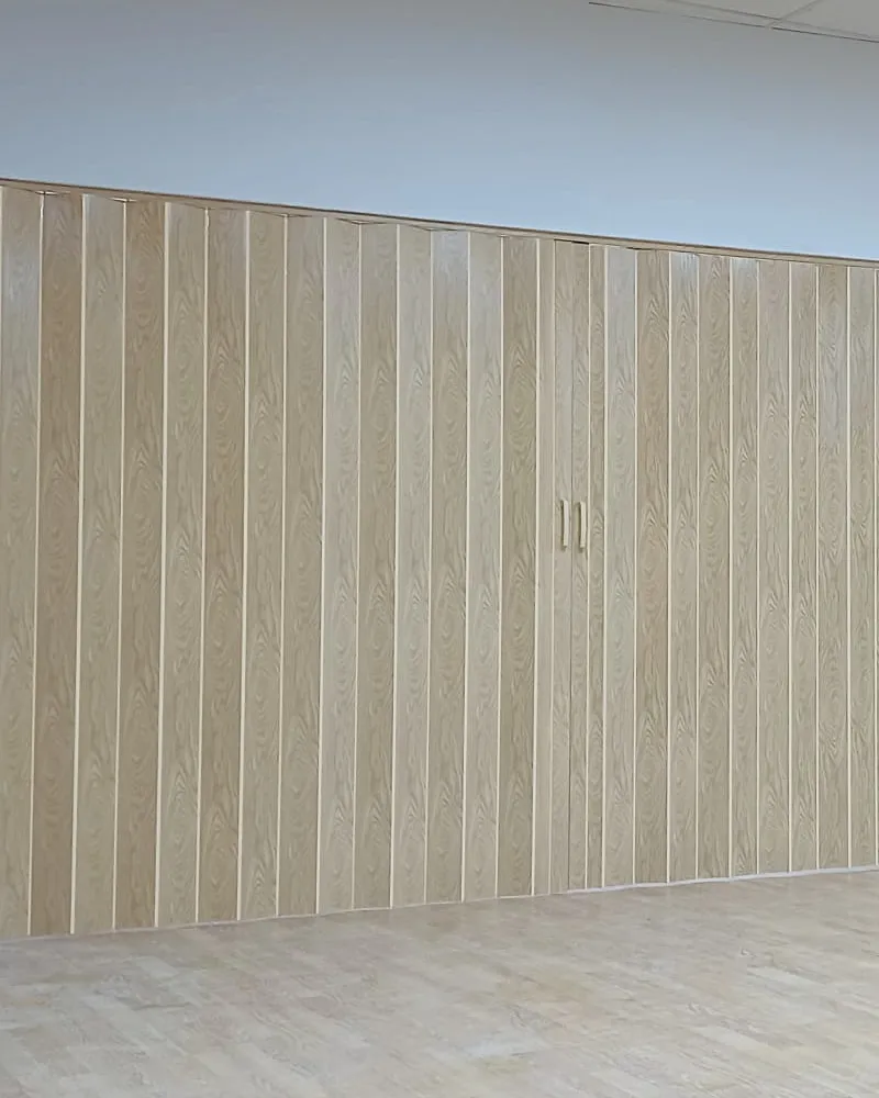 Detalle del tabique móvil de listones de madera cerrado
