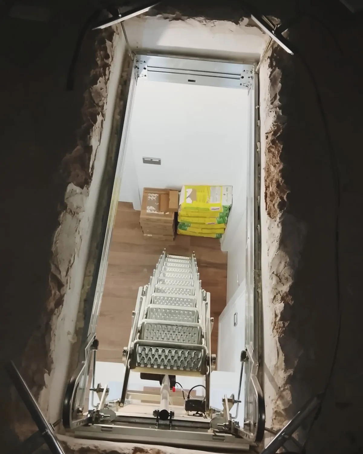 Vista desde el altillo de la escalera pantográfica instalada en el hueco