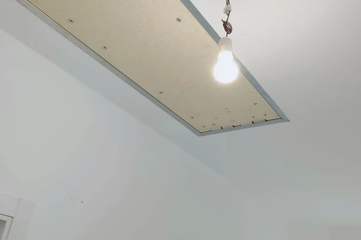 Trampilla cerrada y enrasada con el techo, apenas perceptible