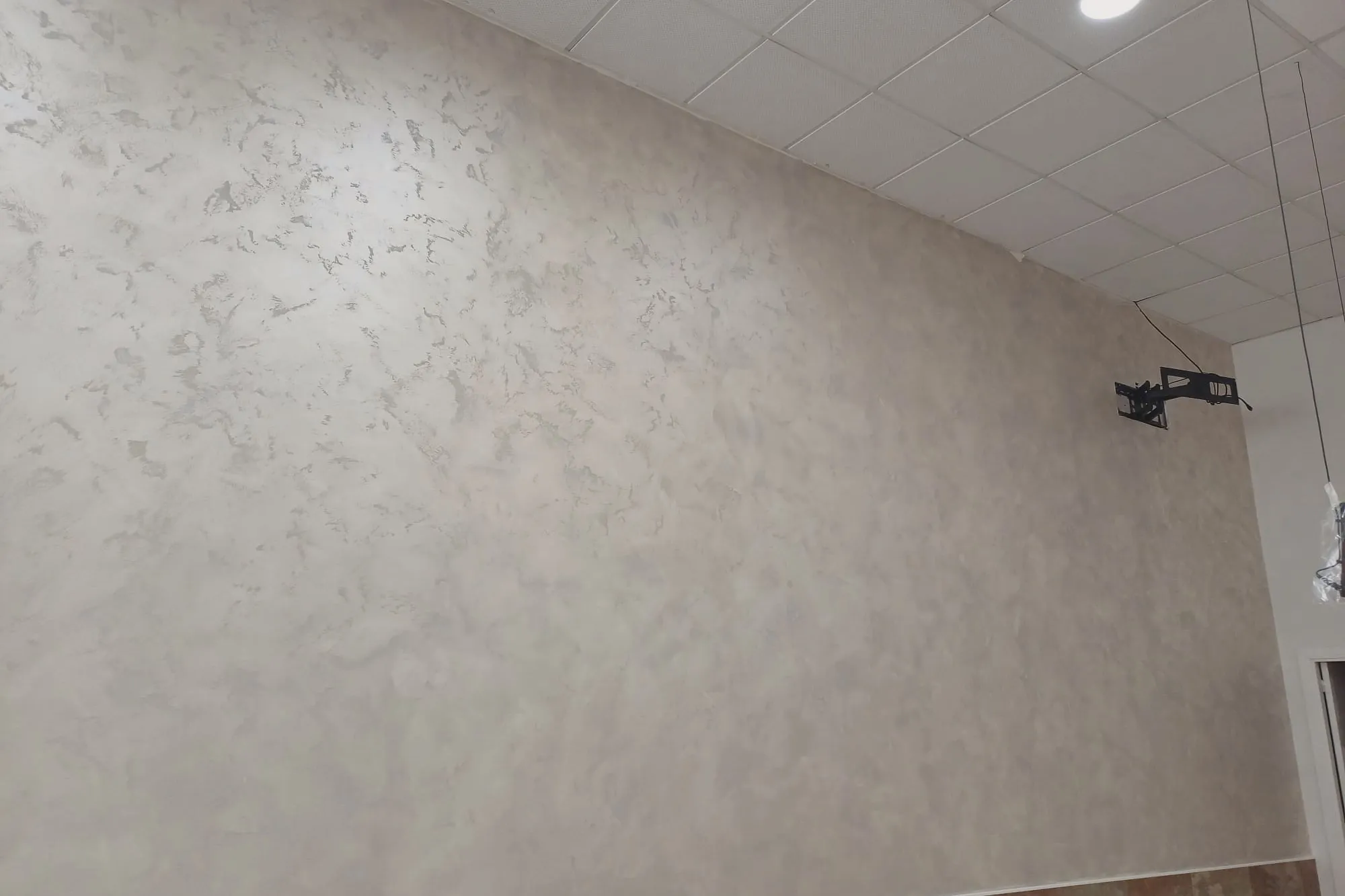 Paño de pared acabado en estuco con textura veteada