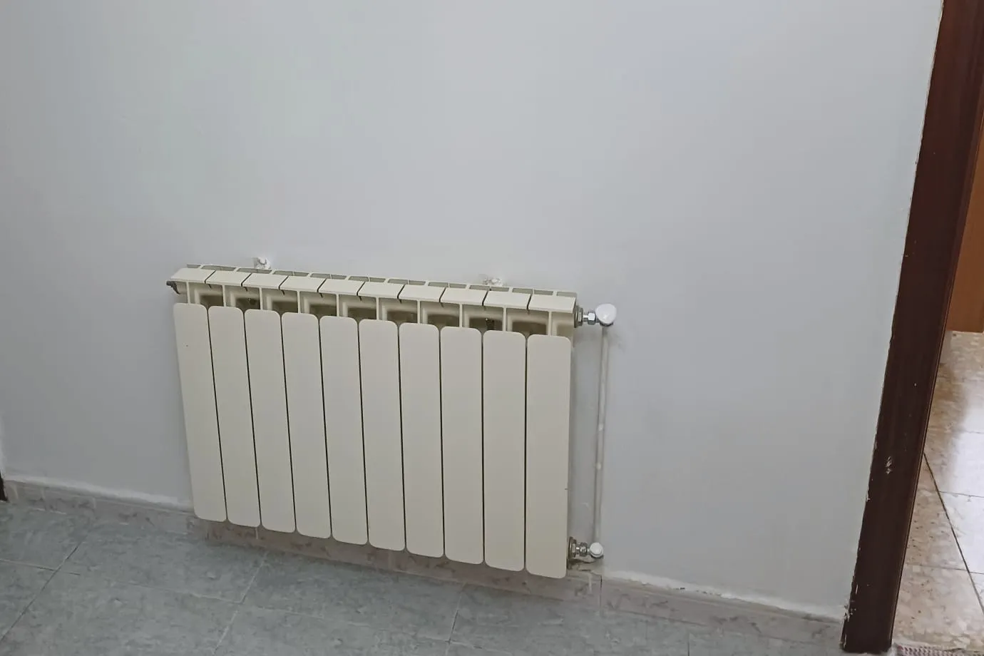 La misma pared saneada, imprimada y pintada, sin rastro de humedad